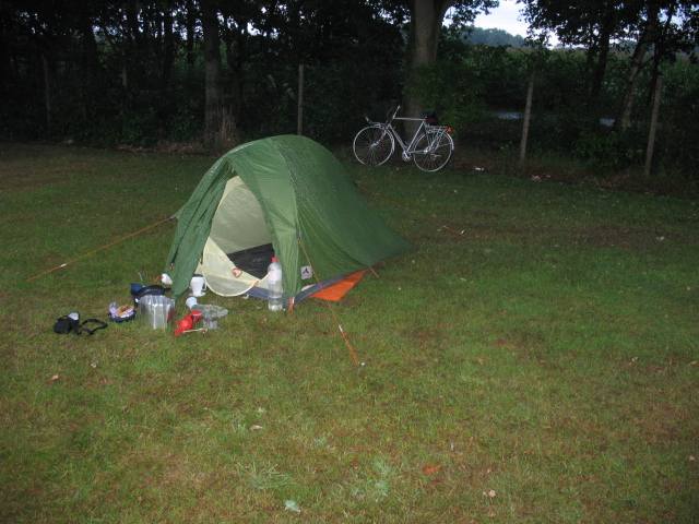 Afbeelding met buitenshuis, gras, fiets, kamperen Door AI gegenereerde inhoud is mogelijk onjuist.