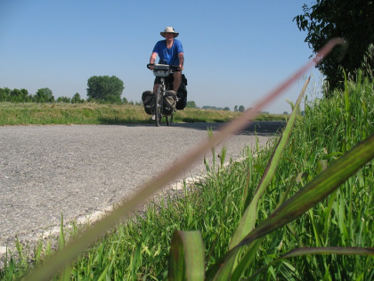 Afbeelding met buitenshuis, gras, wiel, hemel Door AI gegenereerde inhoud is mogelijk onjuist.