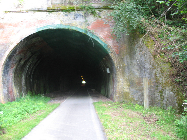 Afbeelding met buitenshuis, weg, gras, tunnel Door AI gegenereerde inhoud is mogelijk onjuist.