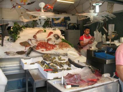 Afbeelding met overdekt, persoon, kleding, Delicatesse Door AI gegenereerde inhoud is mogelijk onjuist.