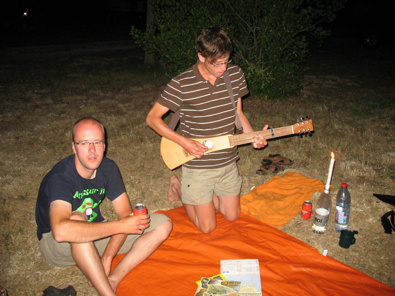 Afbeelding met persoon, kleding, gitaar, muziekinstrument Door AI gegenereerde inhoud is mogelijk onjuist.
