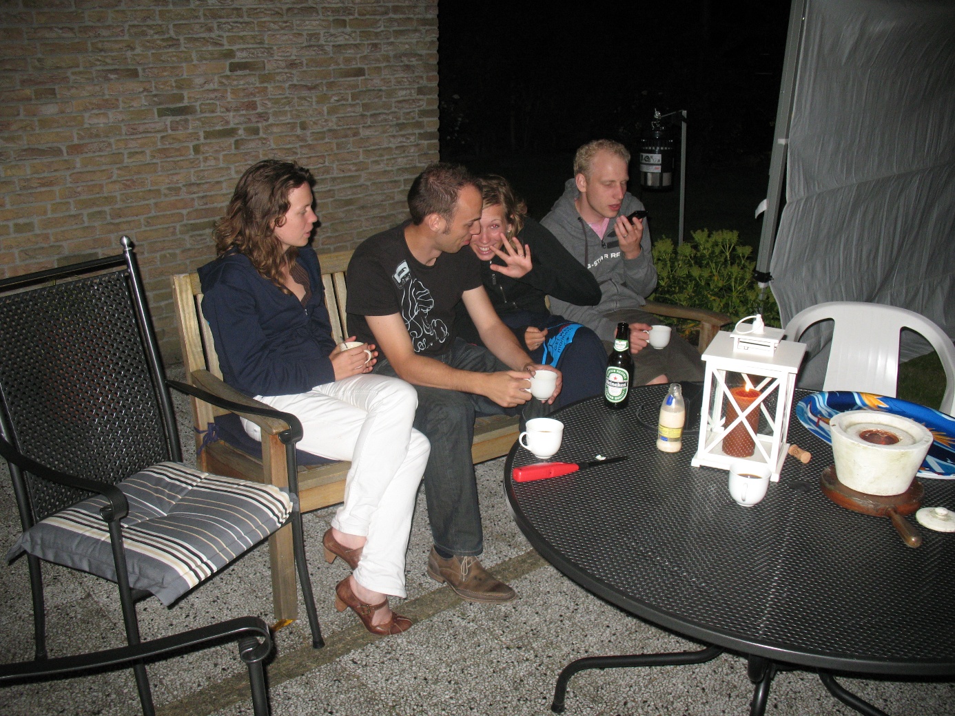 Afbeelding met persoon, kleding, meubels, person Door AI gegenereerde inhoud is mogelijk onjuist.