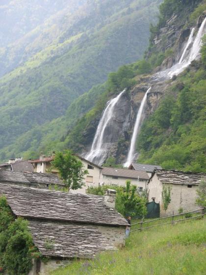 Afbeelding met waterval, buitenshuis, natuur, boom Door AI gegenereerde inhoud is mogelijk onjuist.