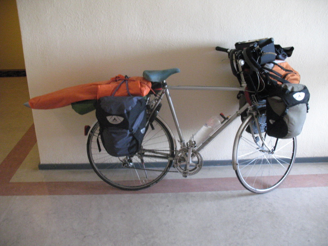 Afbeelding met wiel, Fietswiel, tas, accessoire Door AI gegenereerde inhoud is mogelijk onjuist.
